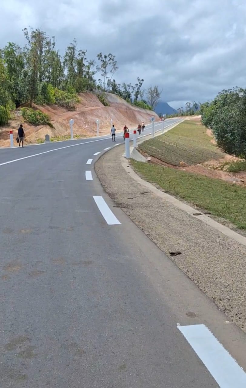 Route nationale RN12A dans la région Anosy - Infrastructure routière moderne à Madagascar avec paysage typique